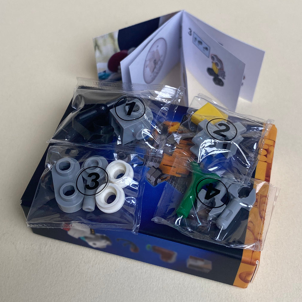 Миниатюрный робот Wall-E из конструктора, ручной работы, в комплекте коробка и инструкция. 