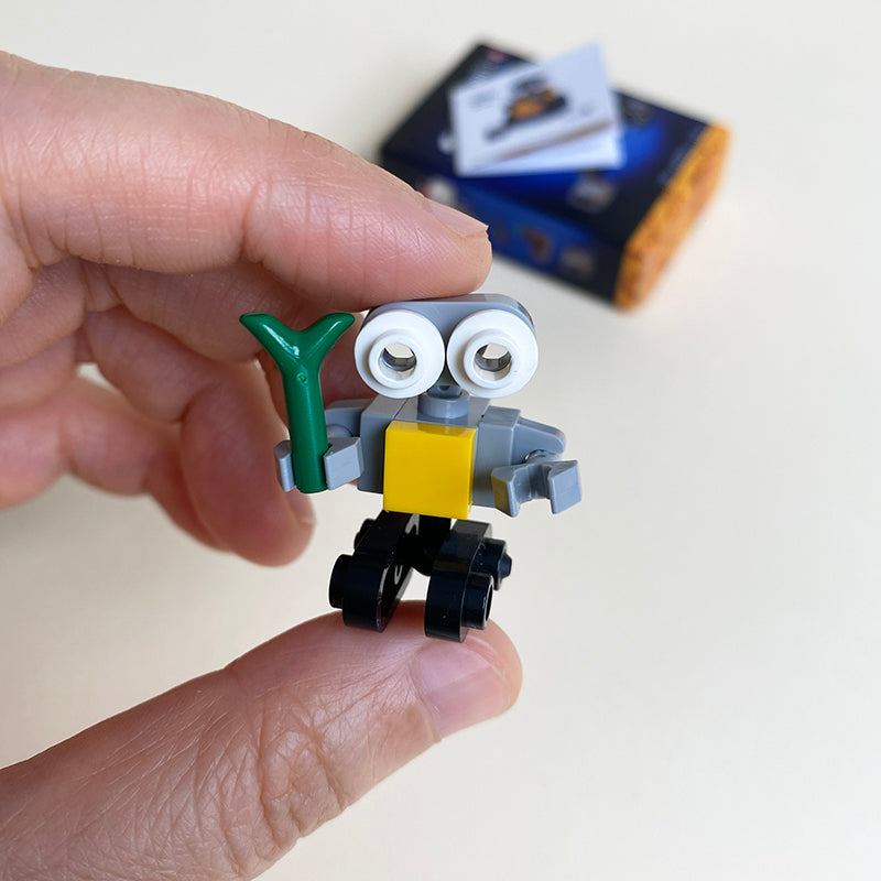 Миниатюрный робот Wall-E из конструктора, ручной работы, в комплекте коробка и инструкция. 