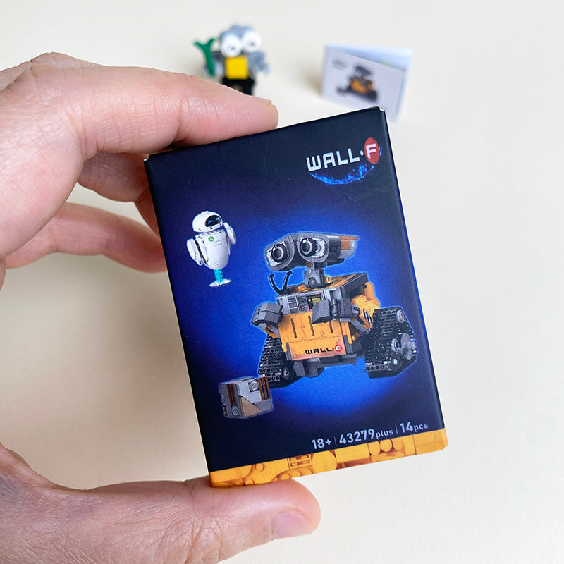 Миниатюрный робот Wall-E из конструктора, ручной работы, в комплекте коробка и инструкция. 