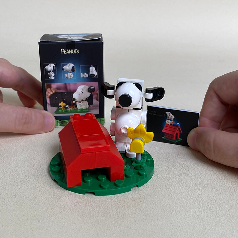 Miniature Snoopy Doghouse Woodstock Collection come with Manual and Box