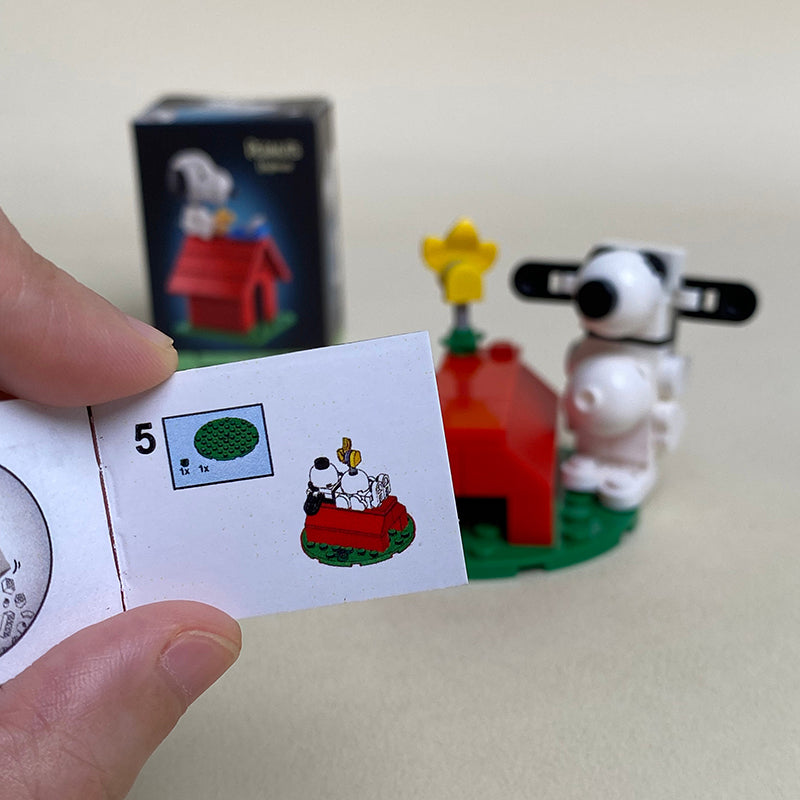 Miniature Snoopy Doghouse Woodstock Collection come with Manual and Box