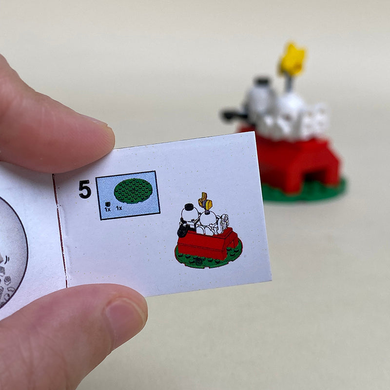 Miniature Snoopy Doghouse Woodstock Collection come with Manual and Box