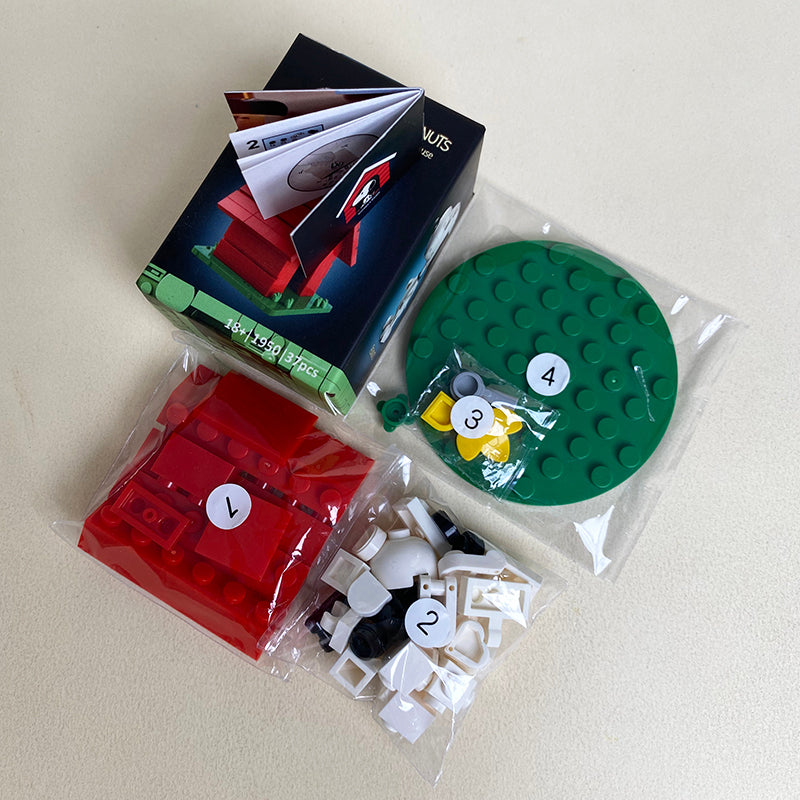 Miniature Snoopy Doghouse Woodstock Collection come with Manual and Box